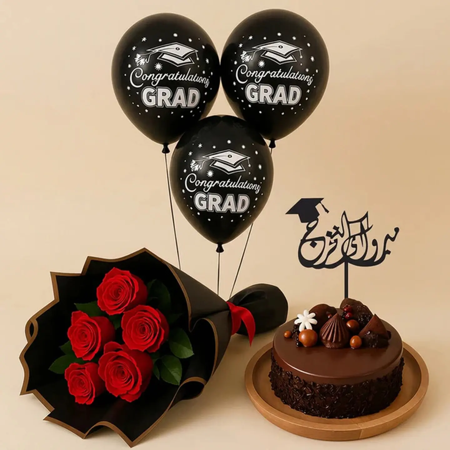 كعكة تخرج بالشوكولاتة مزينة بالزهور وبالونات الهيليوم