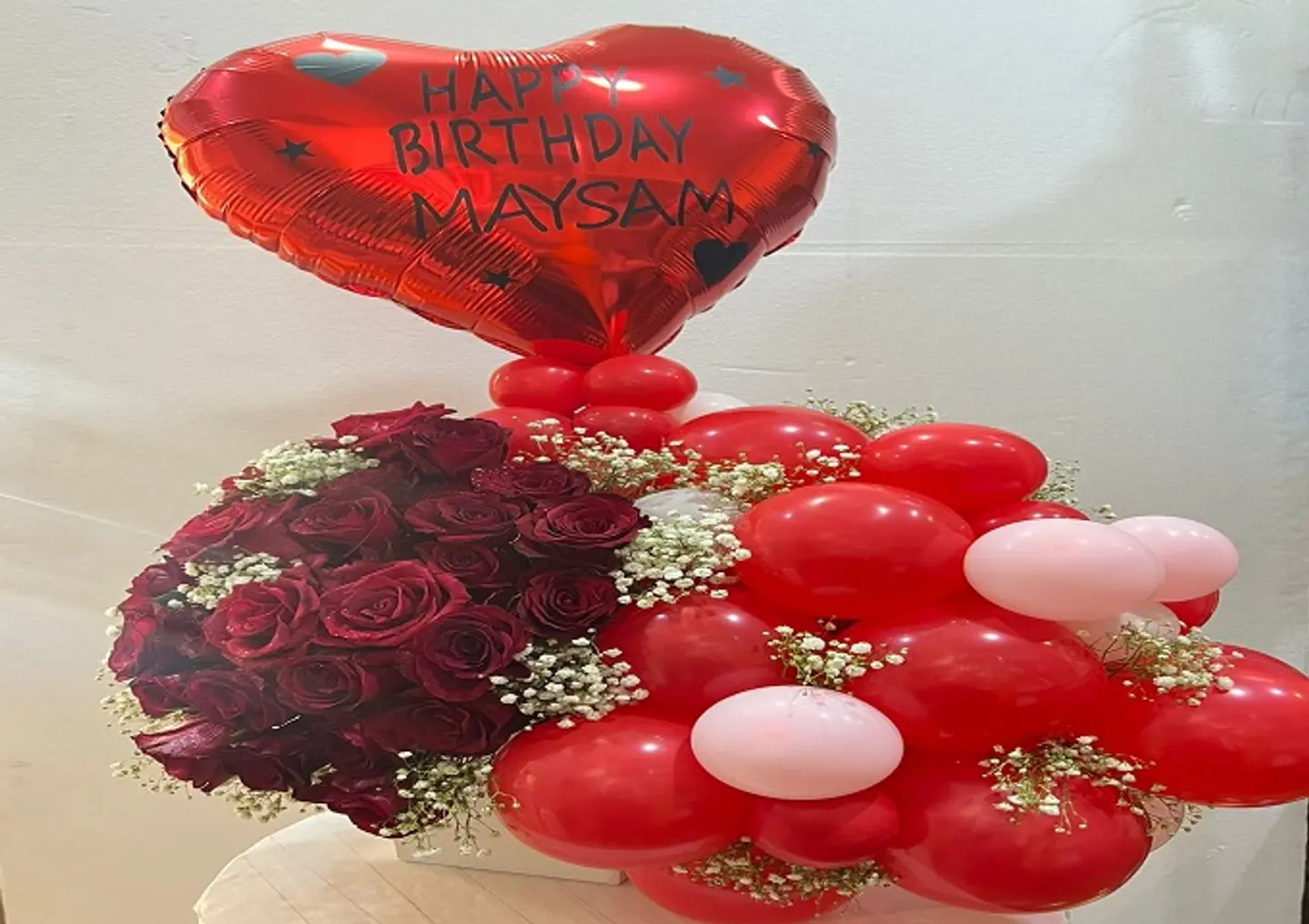 تنسيق ورود حمراء مع بالون قلب