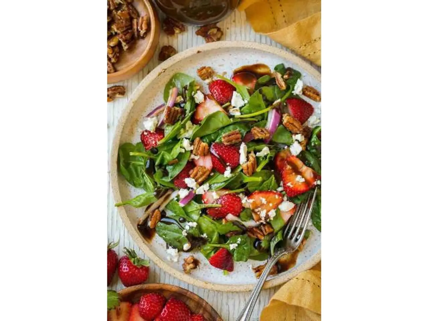 Arugula Salad With Pomegranate And Strawberries