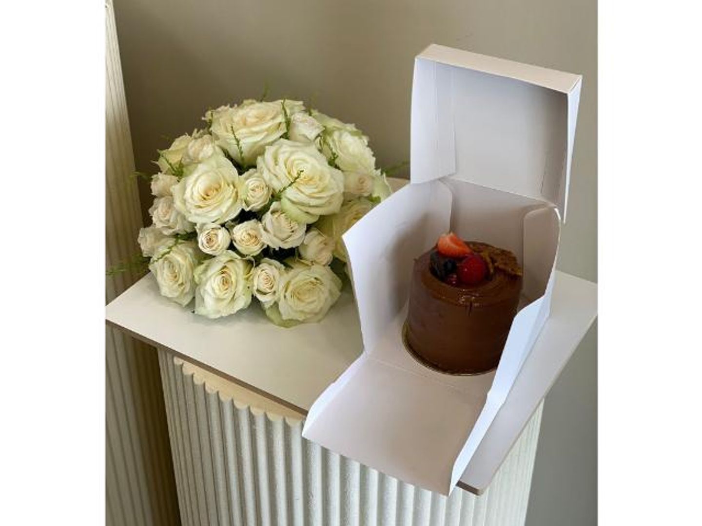 Kandira Cake With Roses