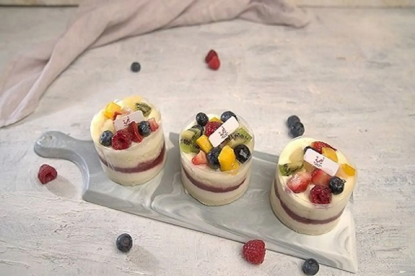 قطعة كيك فواكه