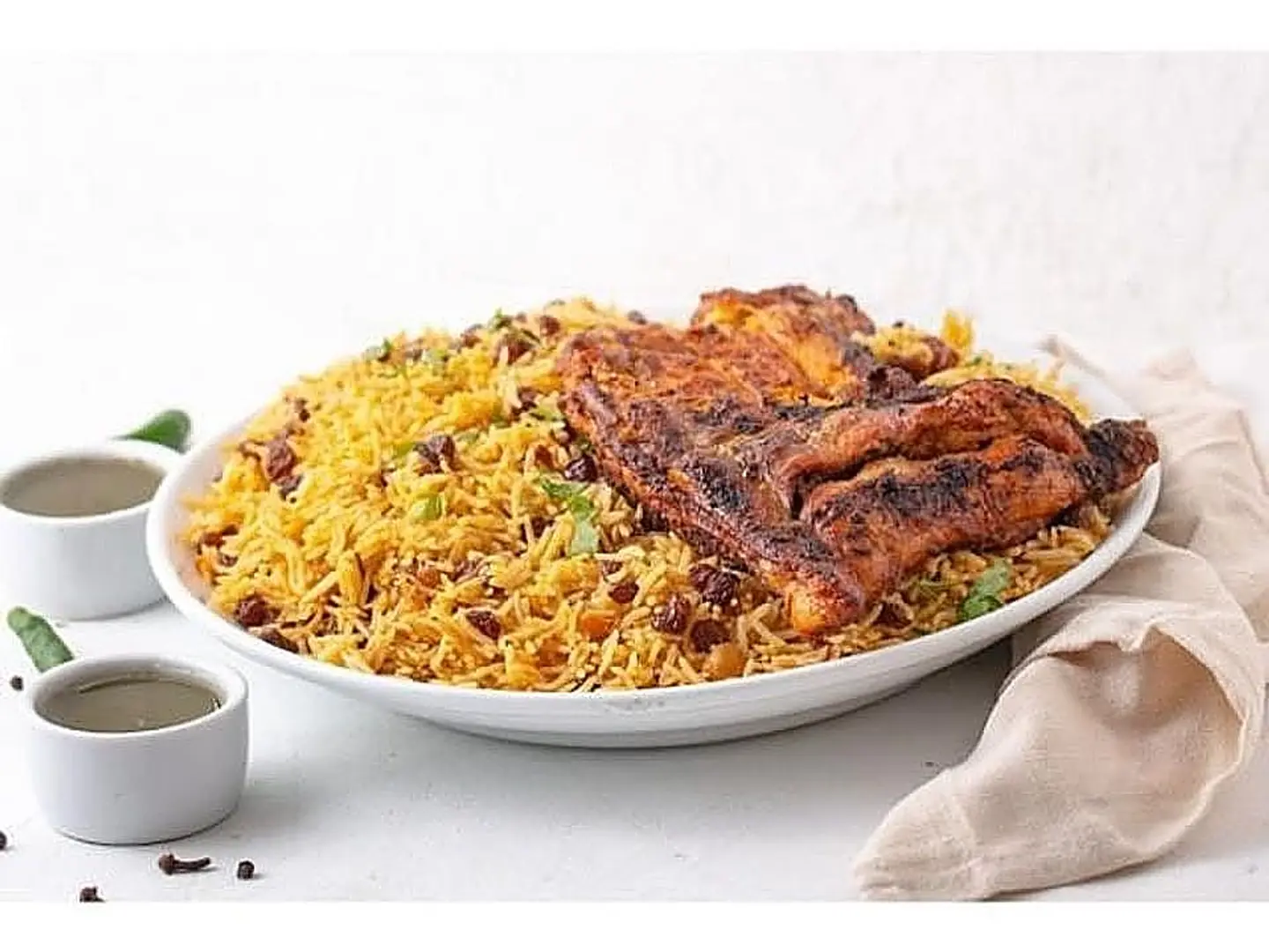 نص حبة دجاج على الفحم مع الأرز