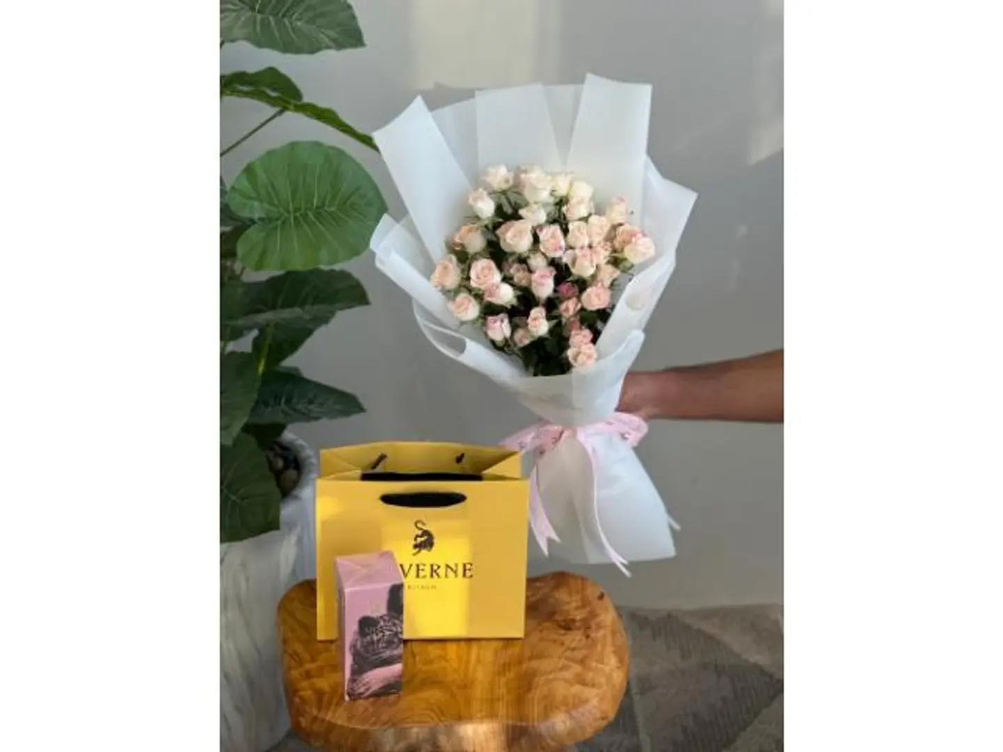 عطر مس لافيرن مع بوكيه وردي