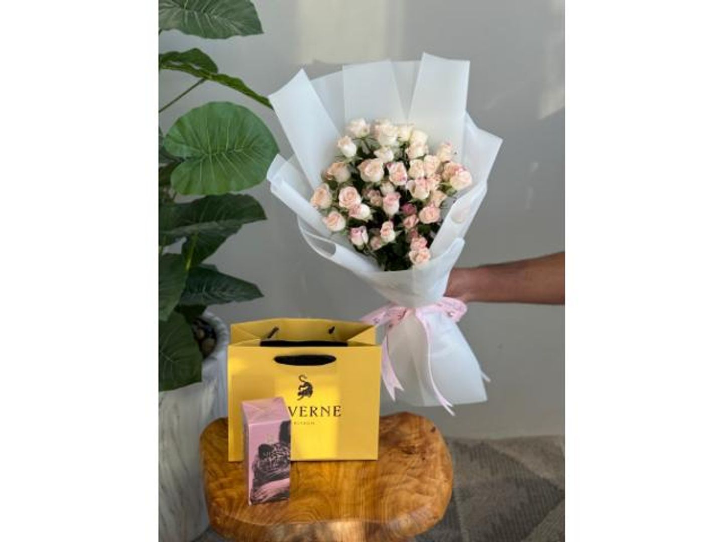 عطر مس لافيرن مع بوكيه وردي