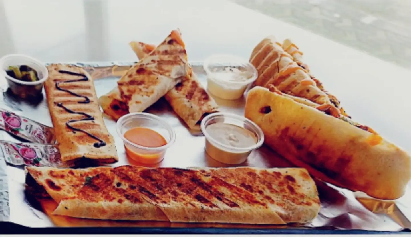 سندوتش مقلقل دجاج - خبز لبناني