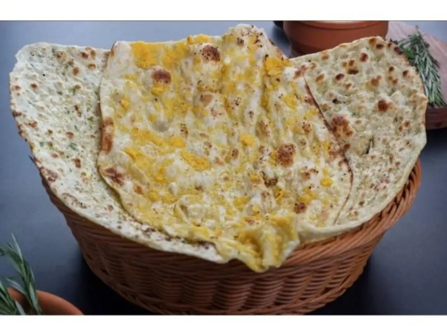 خبز بالجبنة