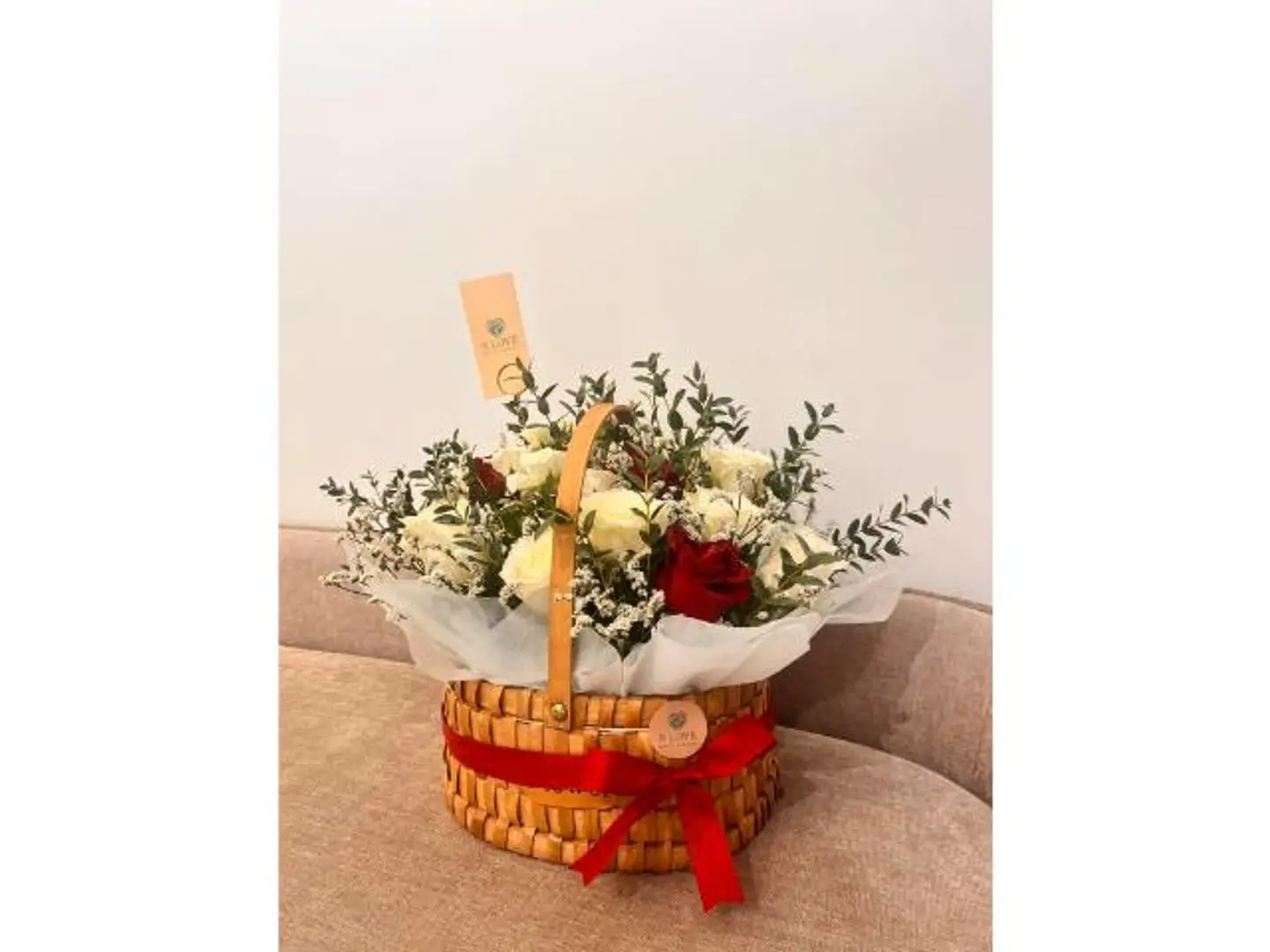 مليئة بالحب في سلة