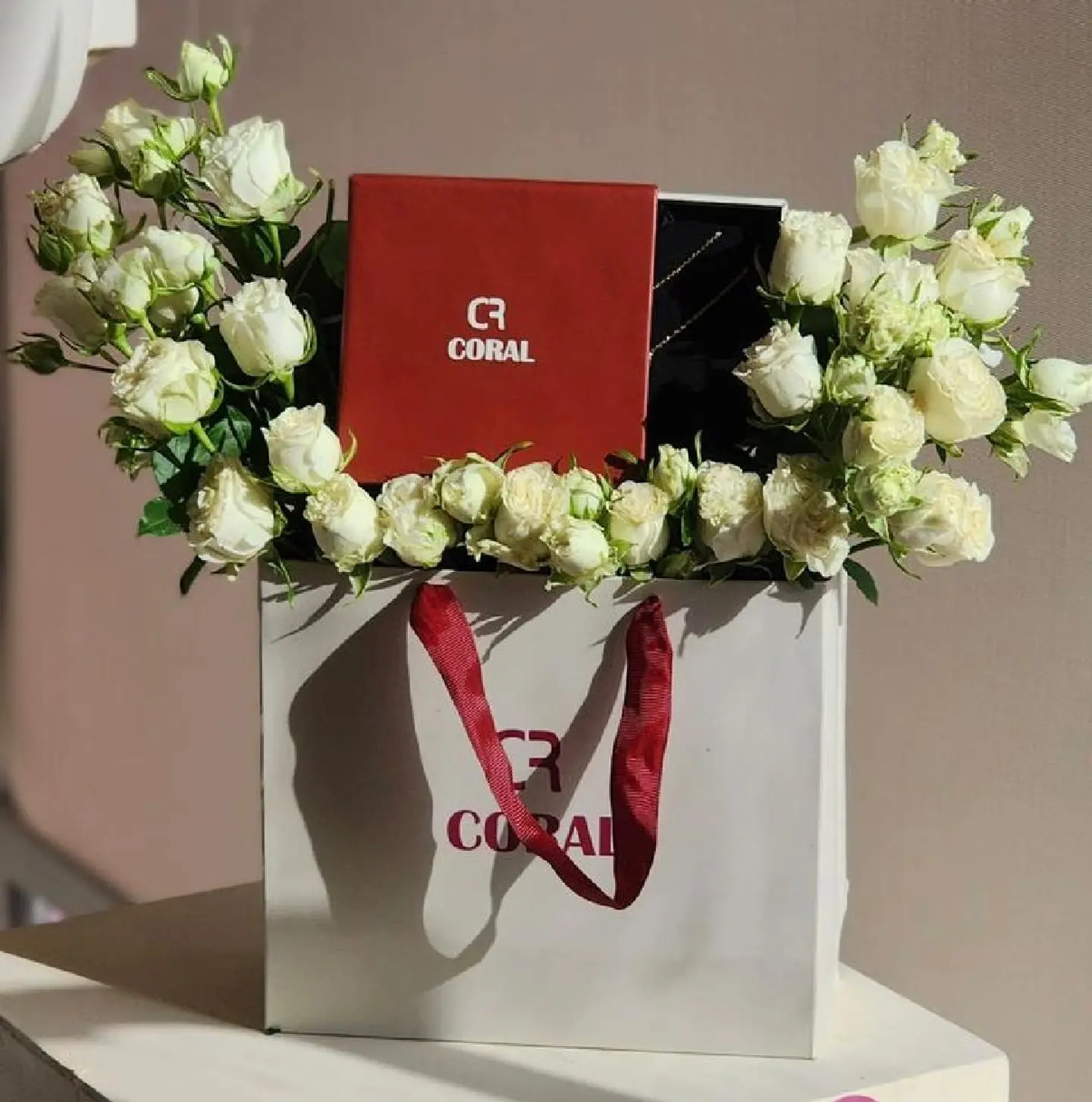 Elegant Necklace With White Roses
