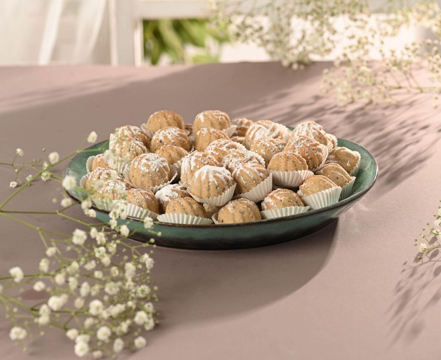 Ma'amoul Hegazy In A Ceramic Dish - 800 Grams Ma'amoul Hijazi   Small Size