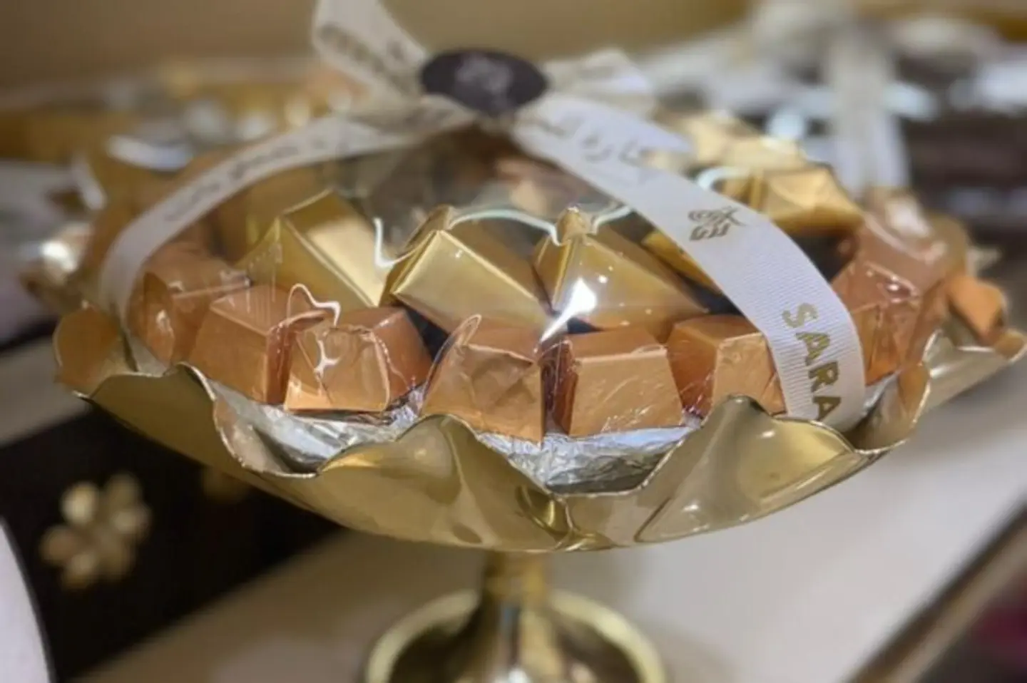 صينية ذهبية مع شوكولاتة بلجيكية مكس