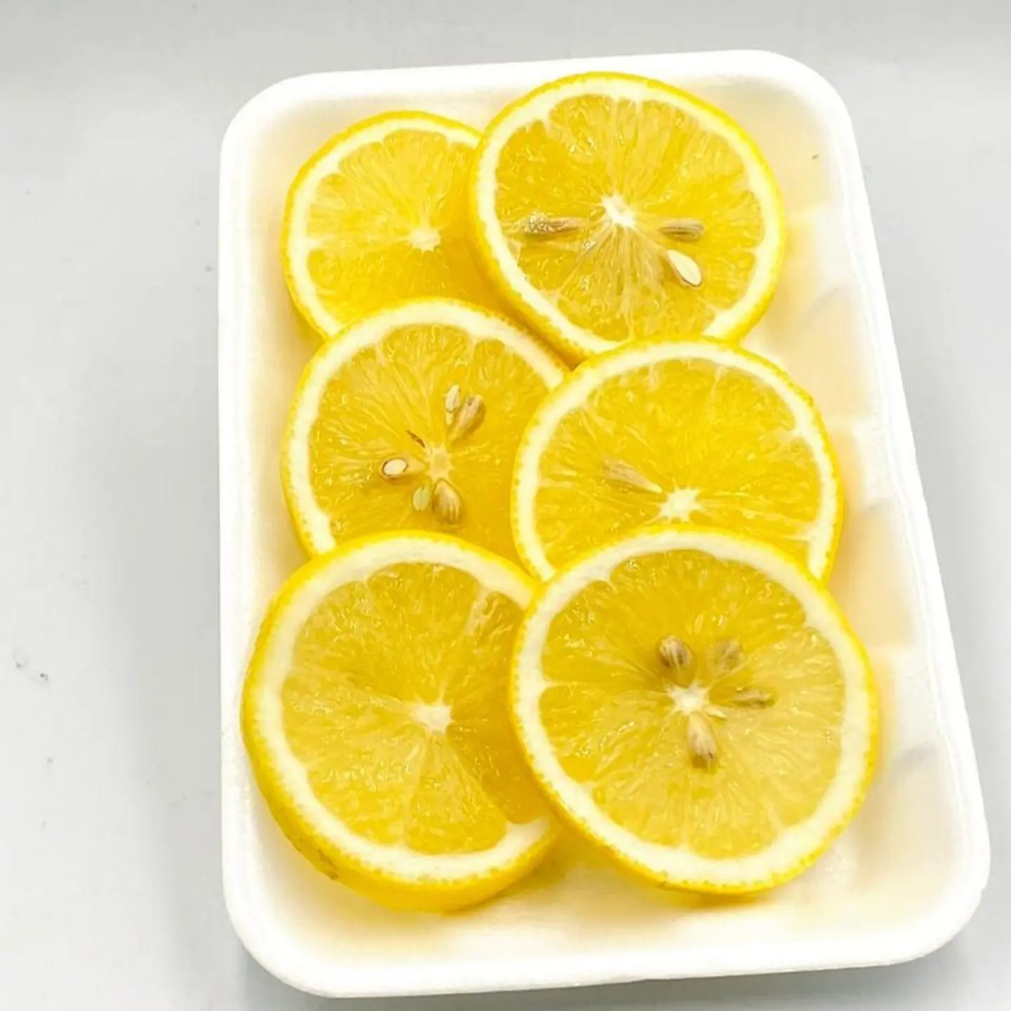 ليمون مقطع علبه