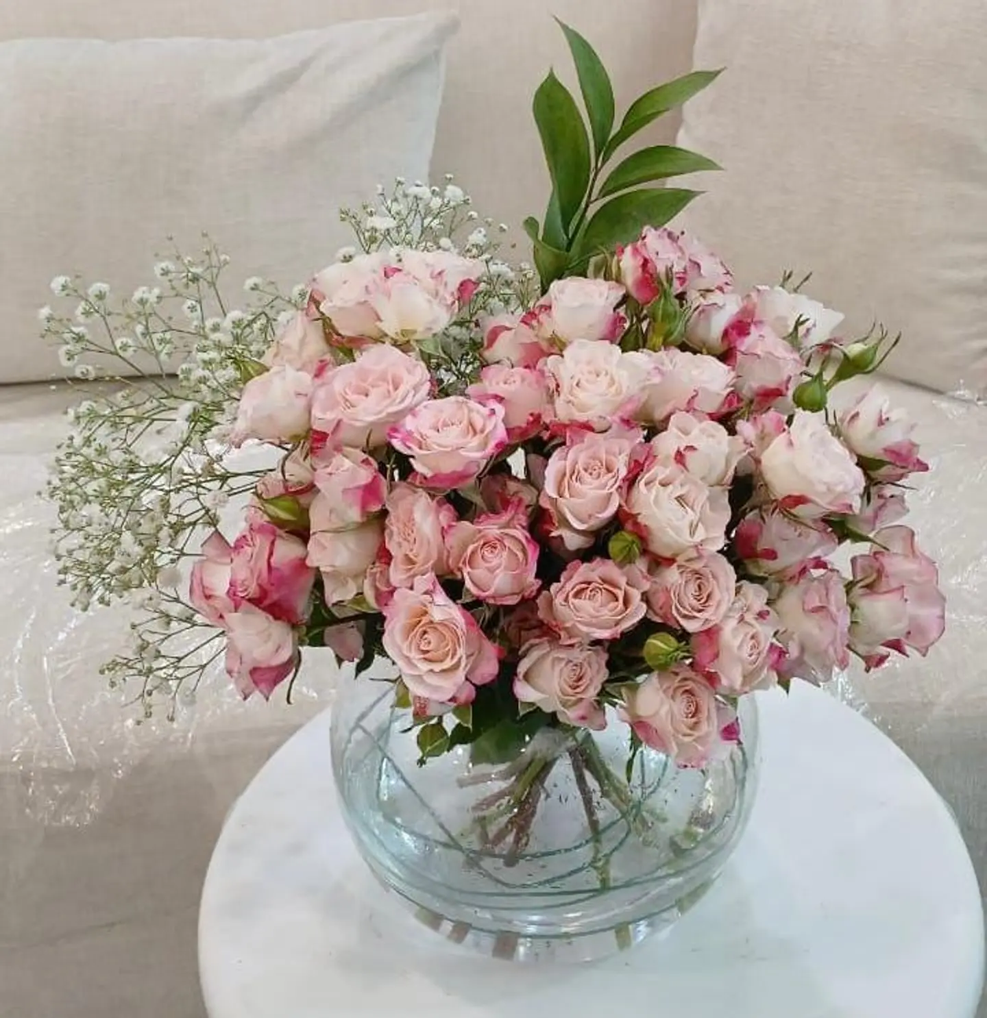 جمال الورد وتنسيق في وعاء زجاجي