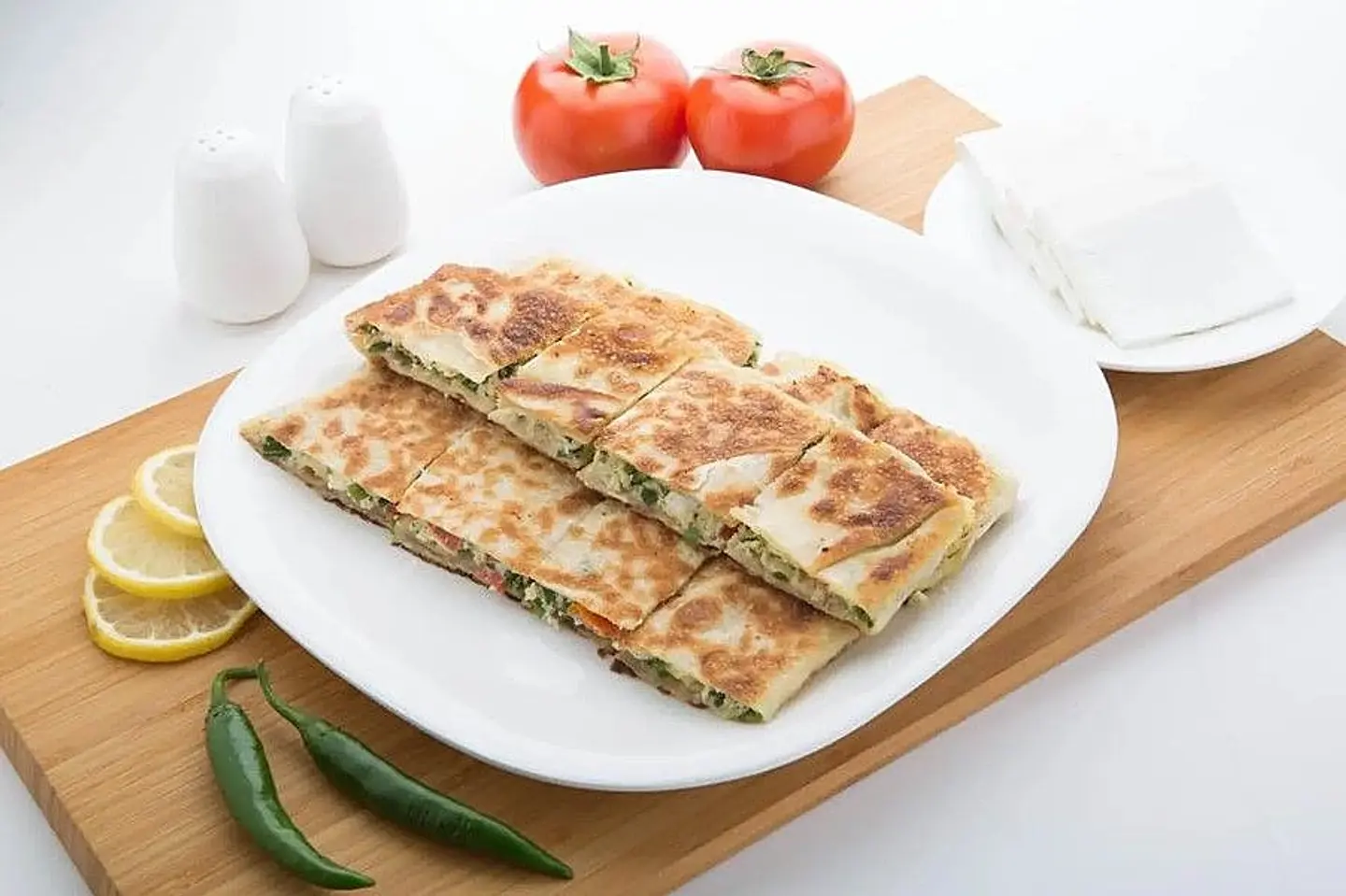 مطبق جبنة بيضاء وخضار دبل