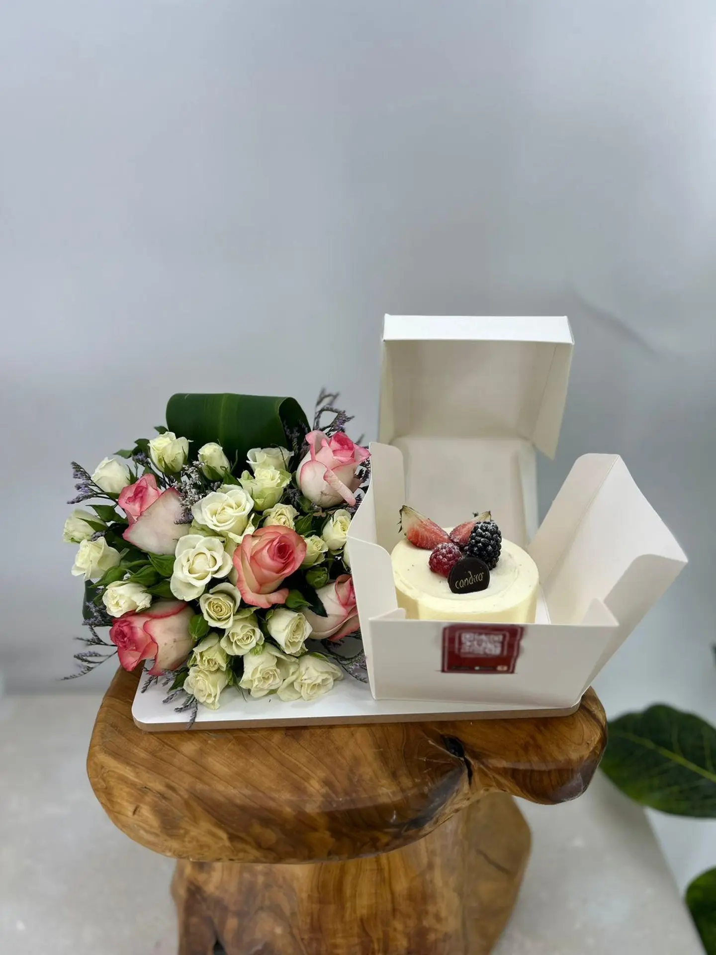 White Rose Stand With Kandera