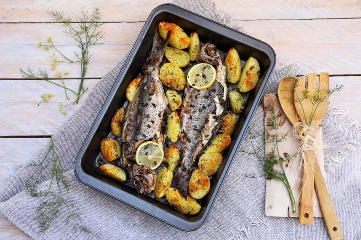 صينية بطاطس زيت وليمون