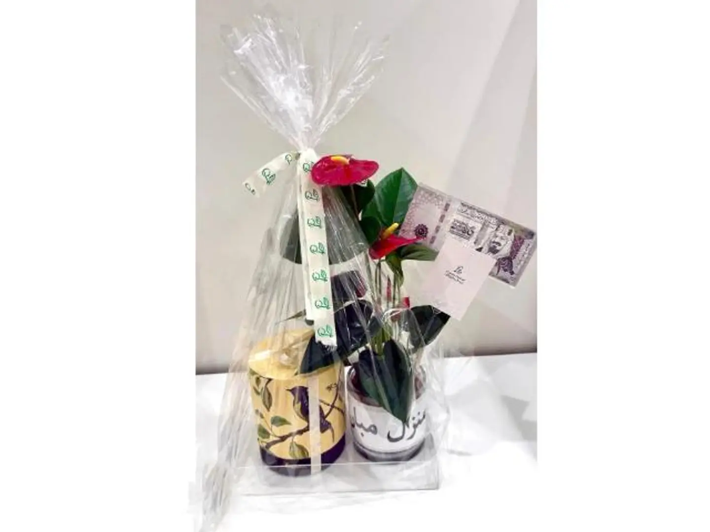 انتوريوم حمراء مع شريط منزل مبارك