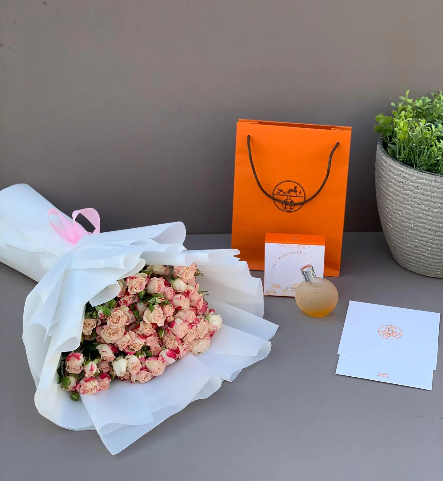 عطر الشعر من هيرمز وكيكه مع بوكيه