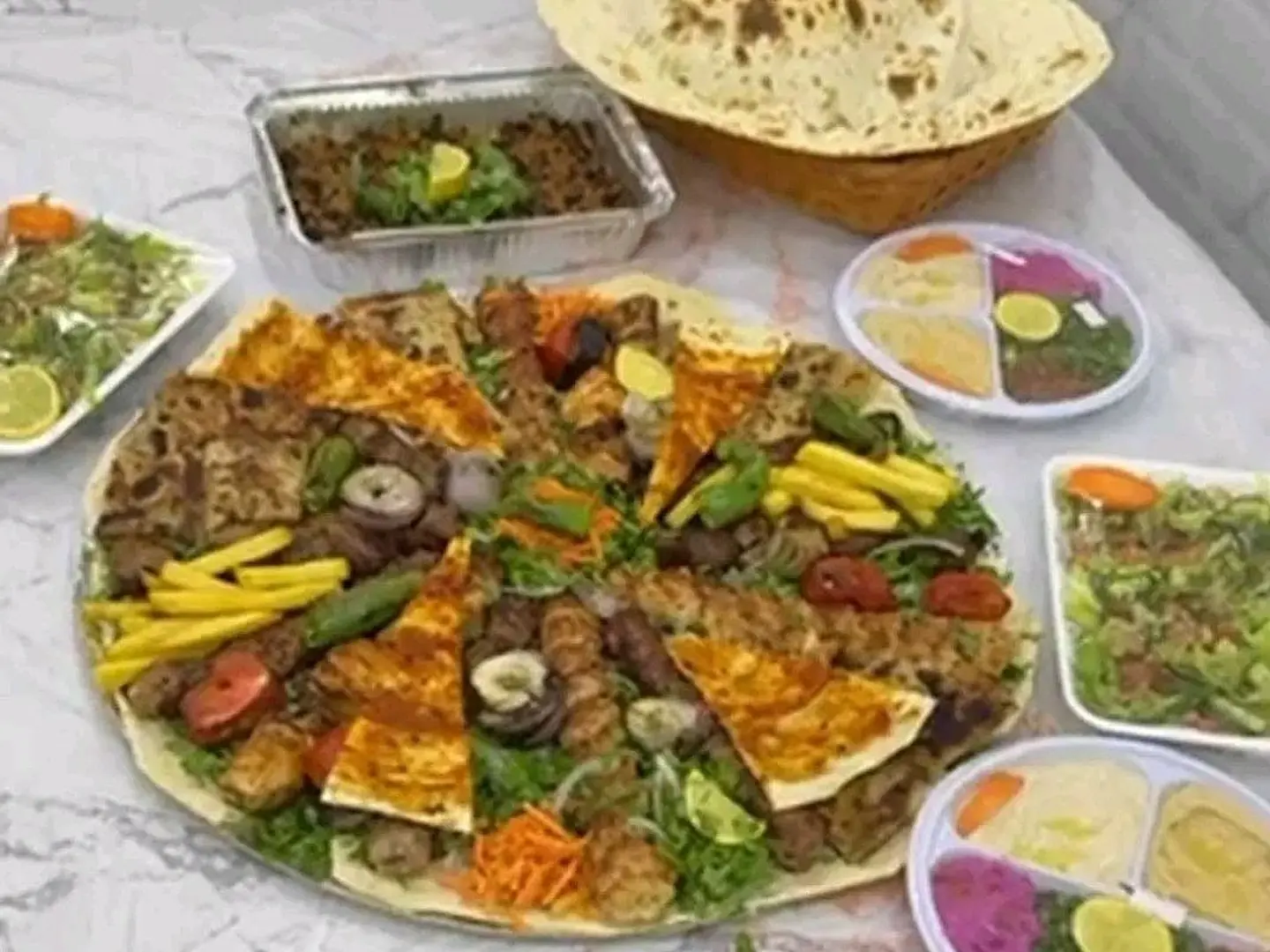 طبق مشاوي عائلي مع الطواية العراقية والمقبلات