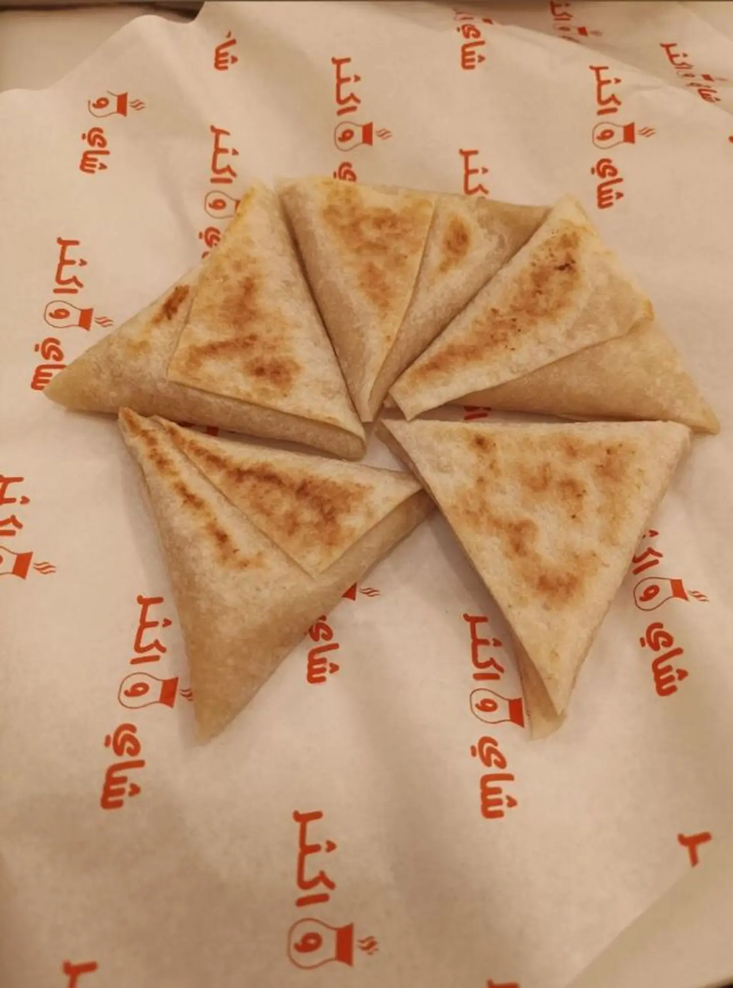 حبة واحد سمبوسة جبن اصفر