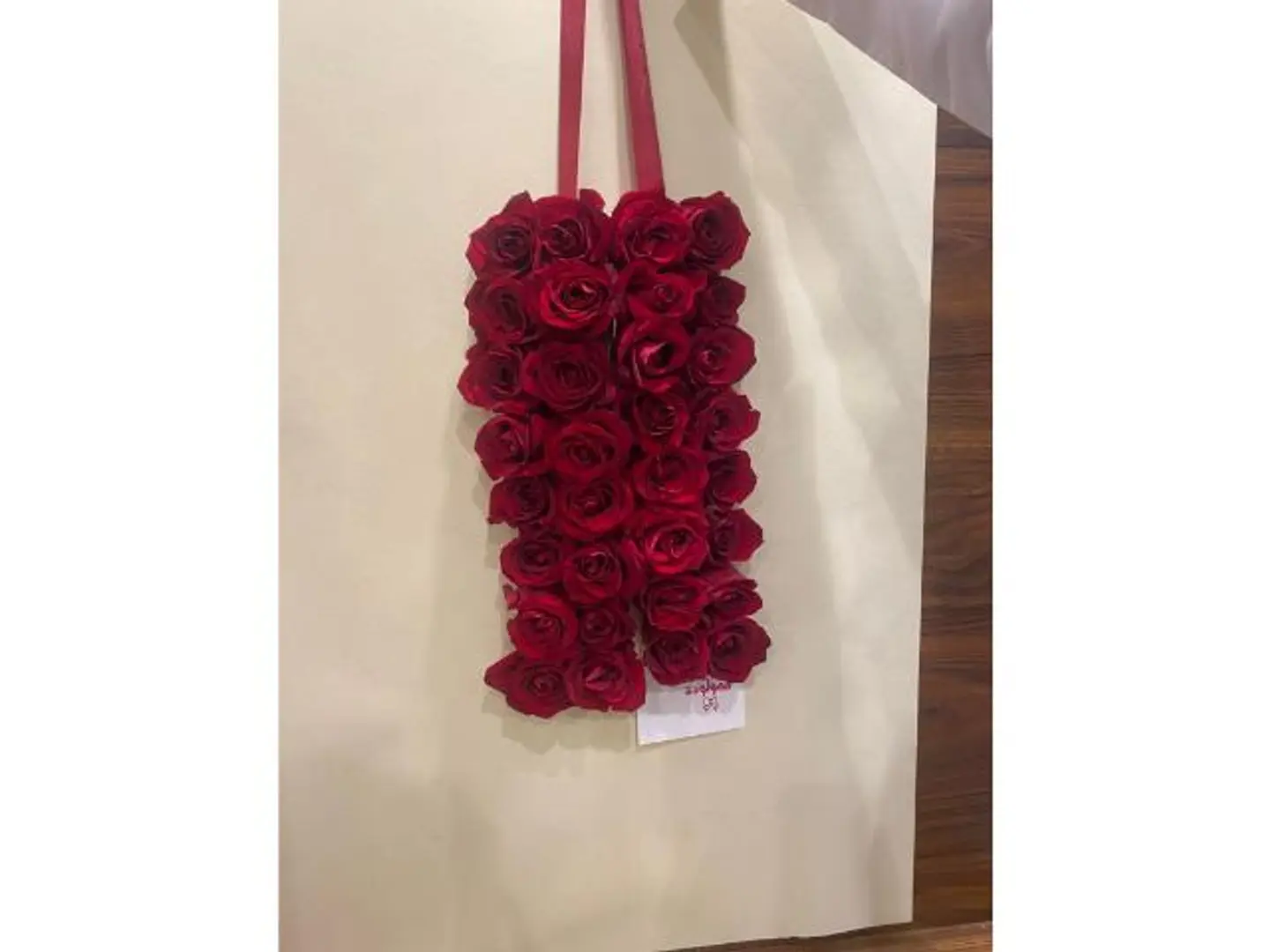 عقد ورد احمر كبير