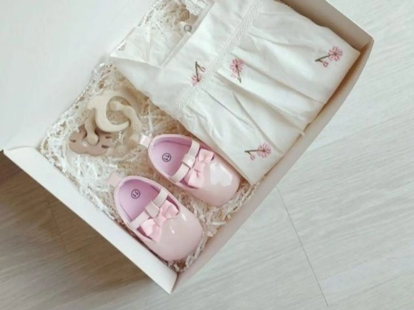 فستان ابيض مورد