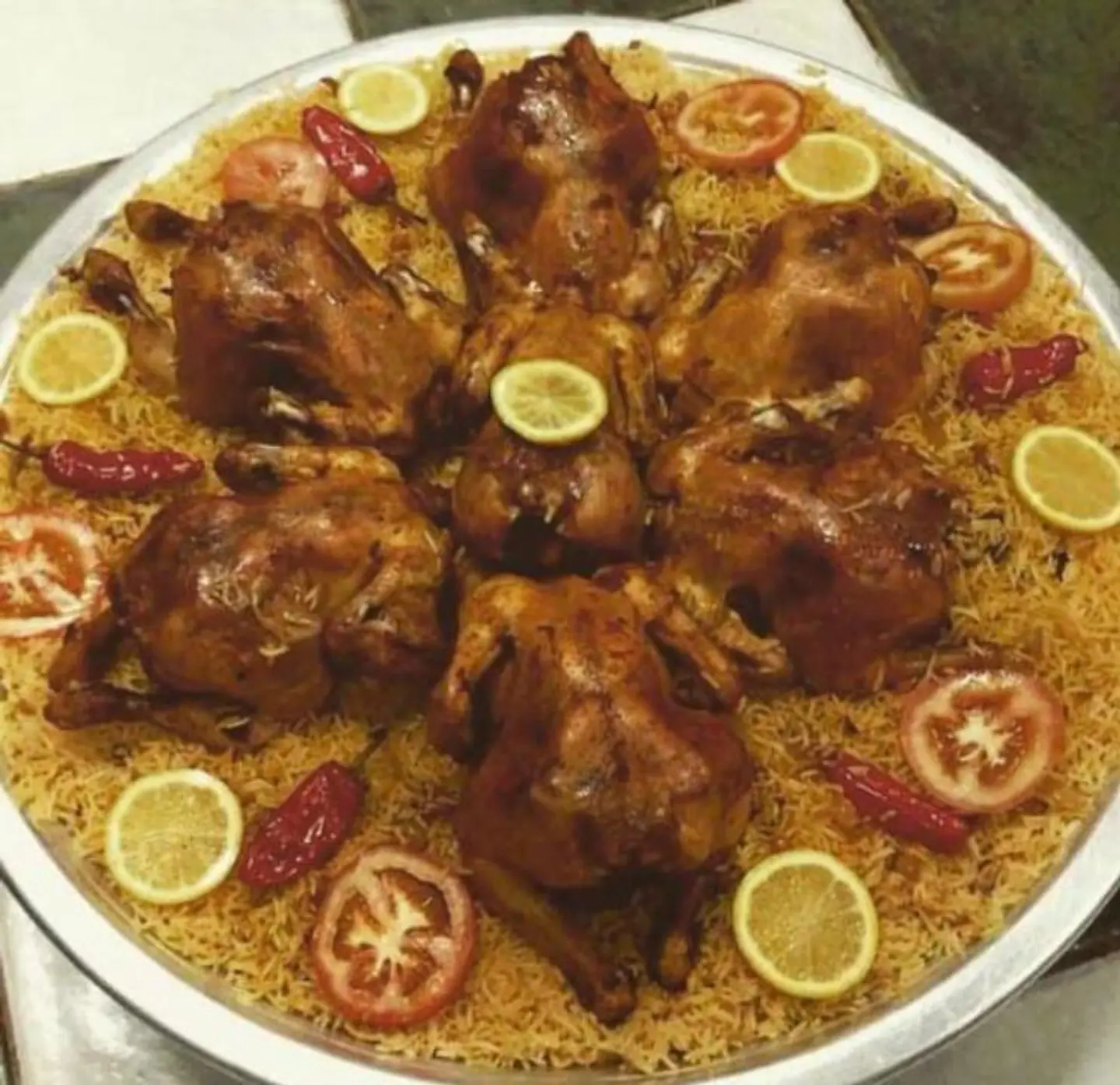 وجبة الأرز والدجاج لخمس اشخاص