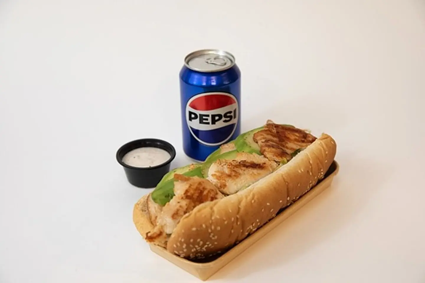 ساندوتش دجاج افوكادو مع بيبسى