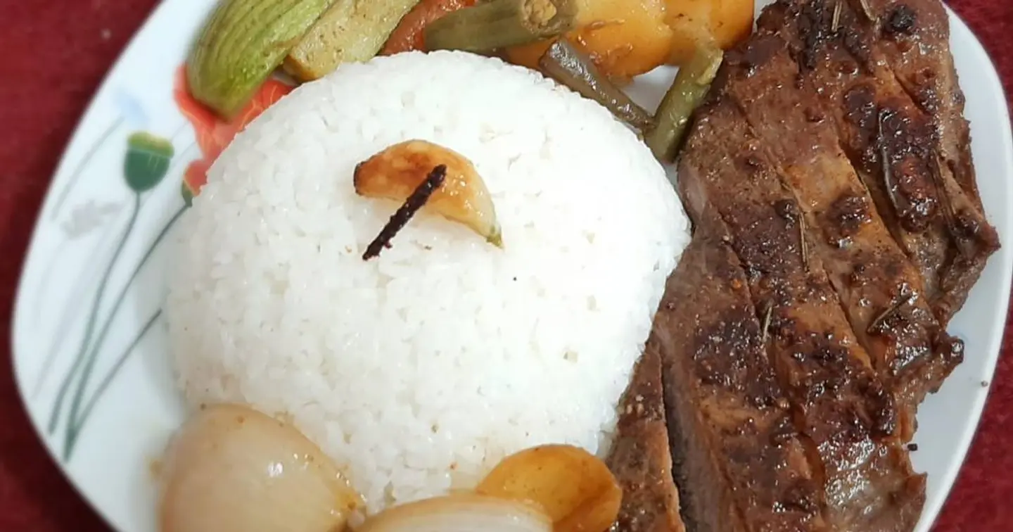 لحمة مسلوق مع أرز وخضار