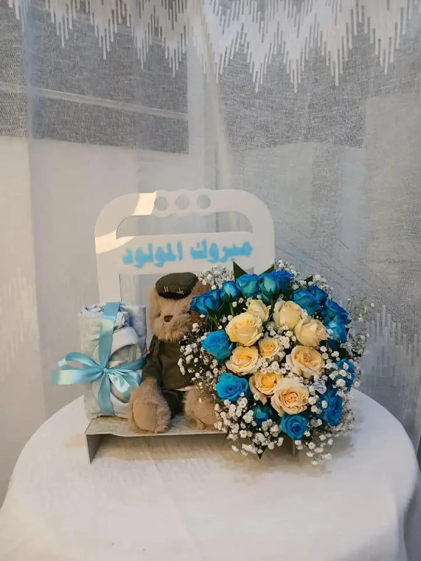 ستاند اكريلك مولود مع الورد الطبيعي