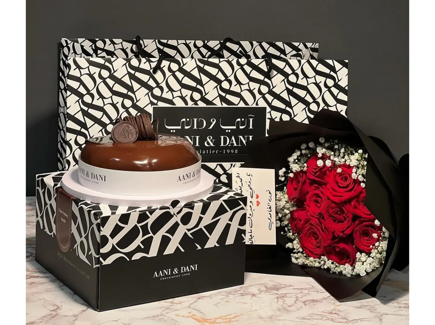 باقة ورد كلاسيكي وكيكة آني وداني