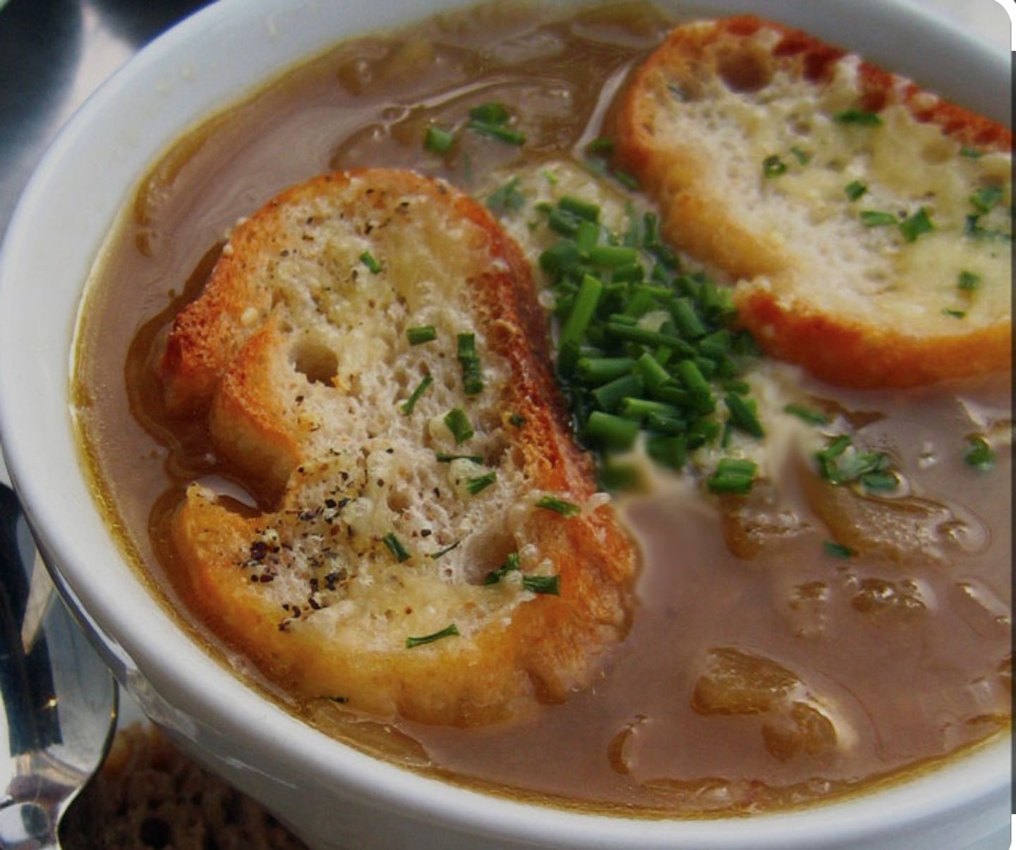 شوربة بصل مع الخبز المحمص بالموزريلا