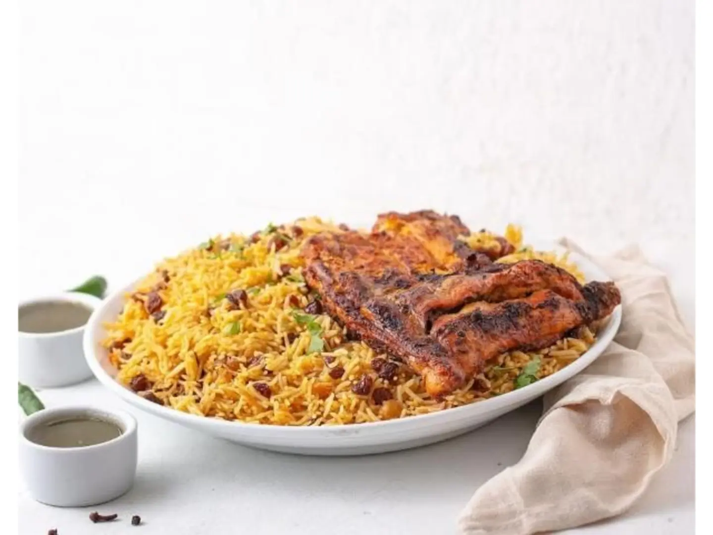 نصف حبة دجاج على الفحم مع الرز