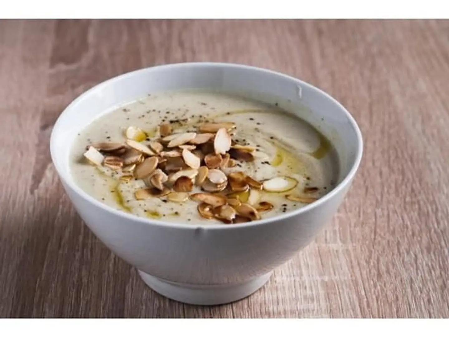 شوربة كريمة باللوز