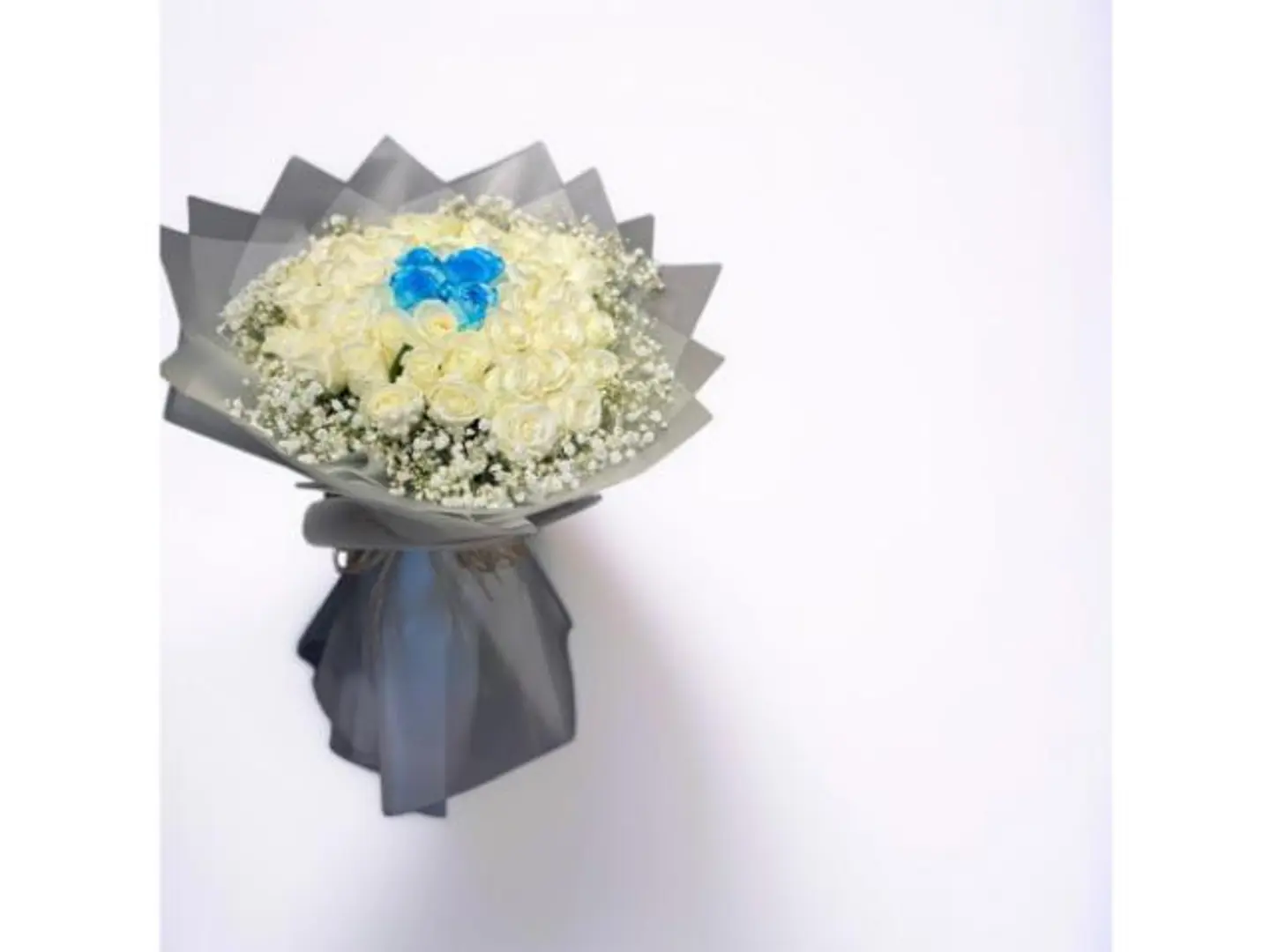 باقة جوري أبيض وأزرق