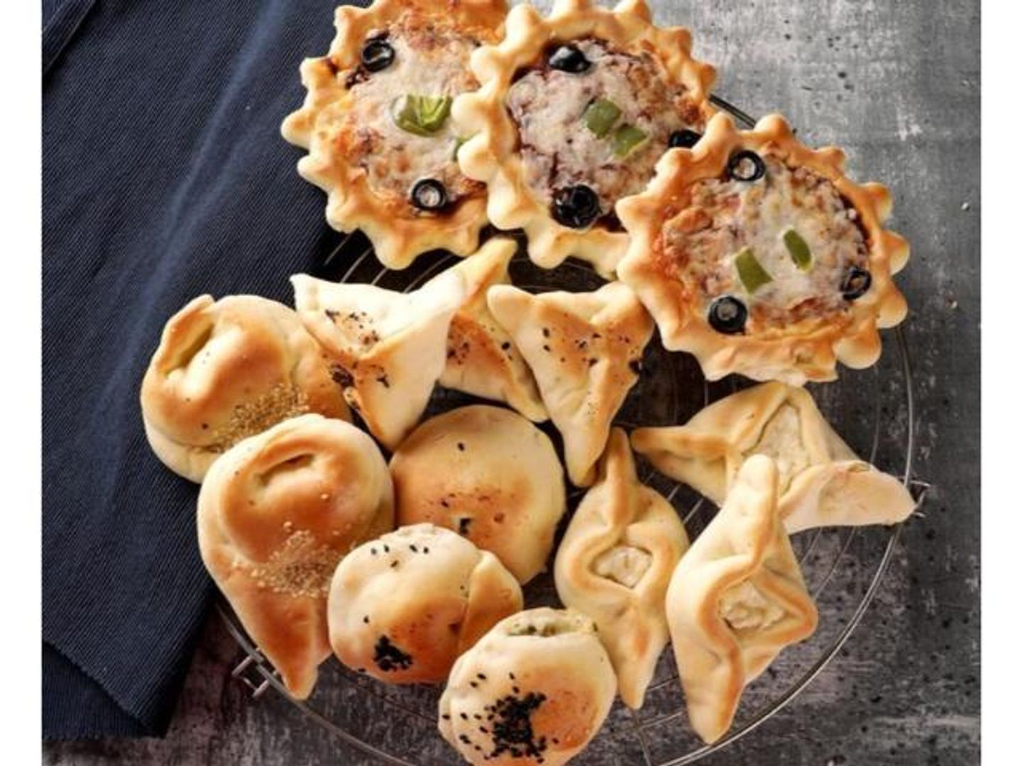 صحن فطائر الساقية كبير