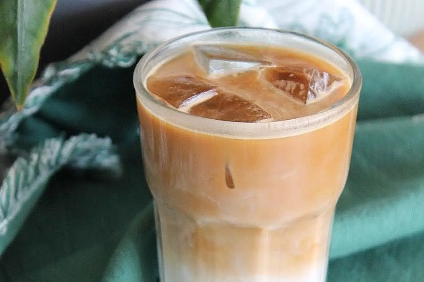 لاتية مثلج حليب عادي