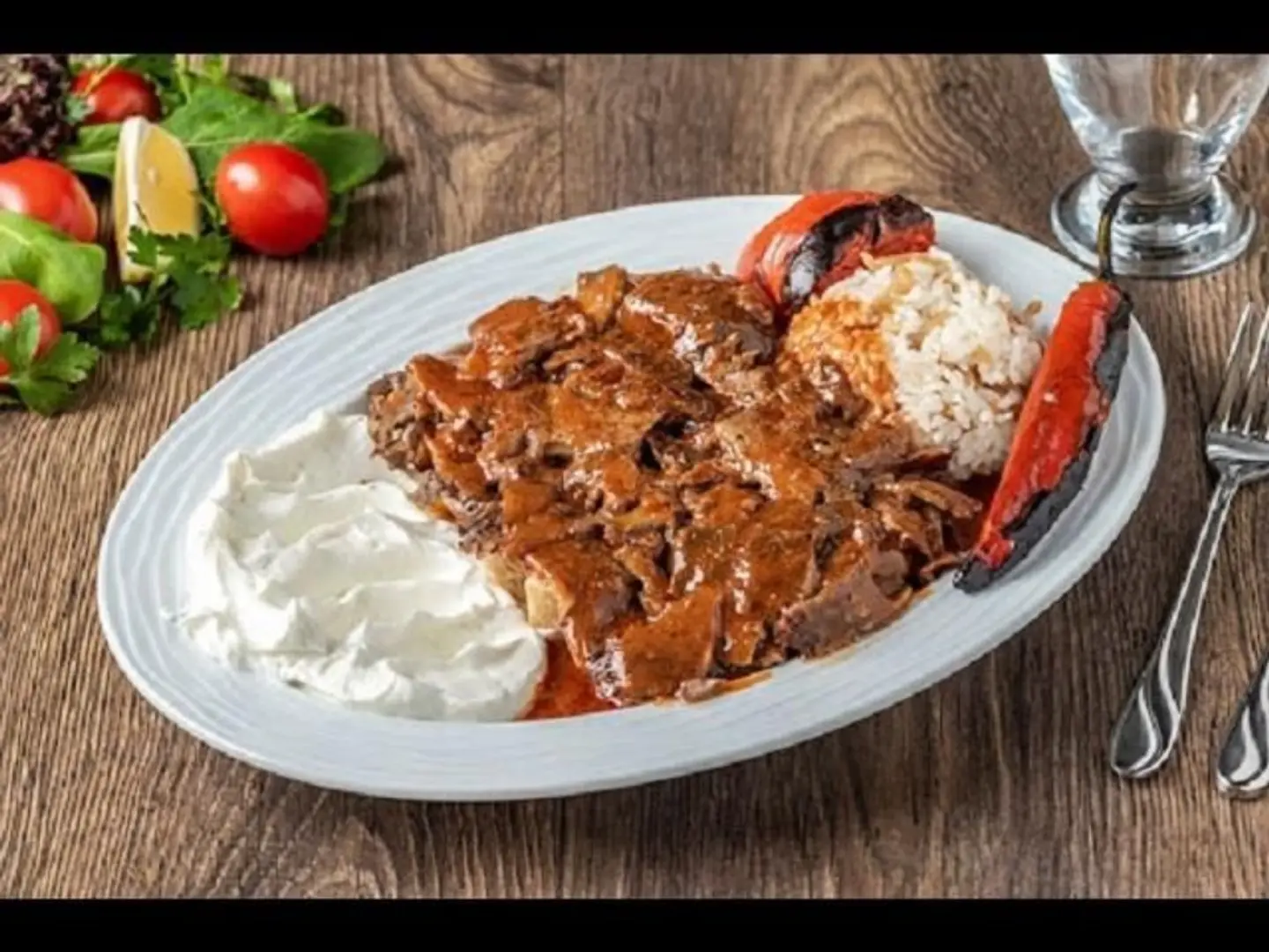 شاورما اسكندر لحم بالرز وصوص الطماطم