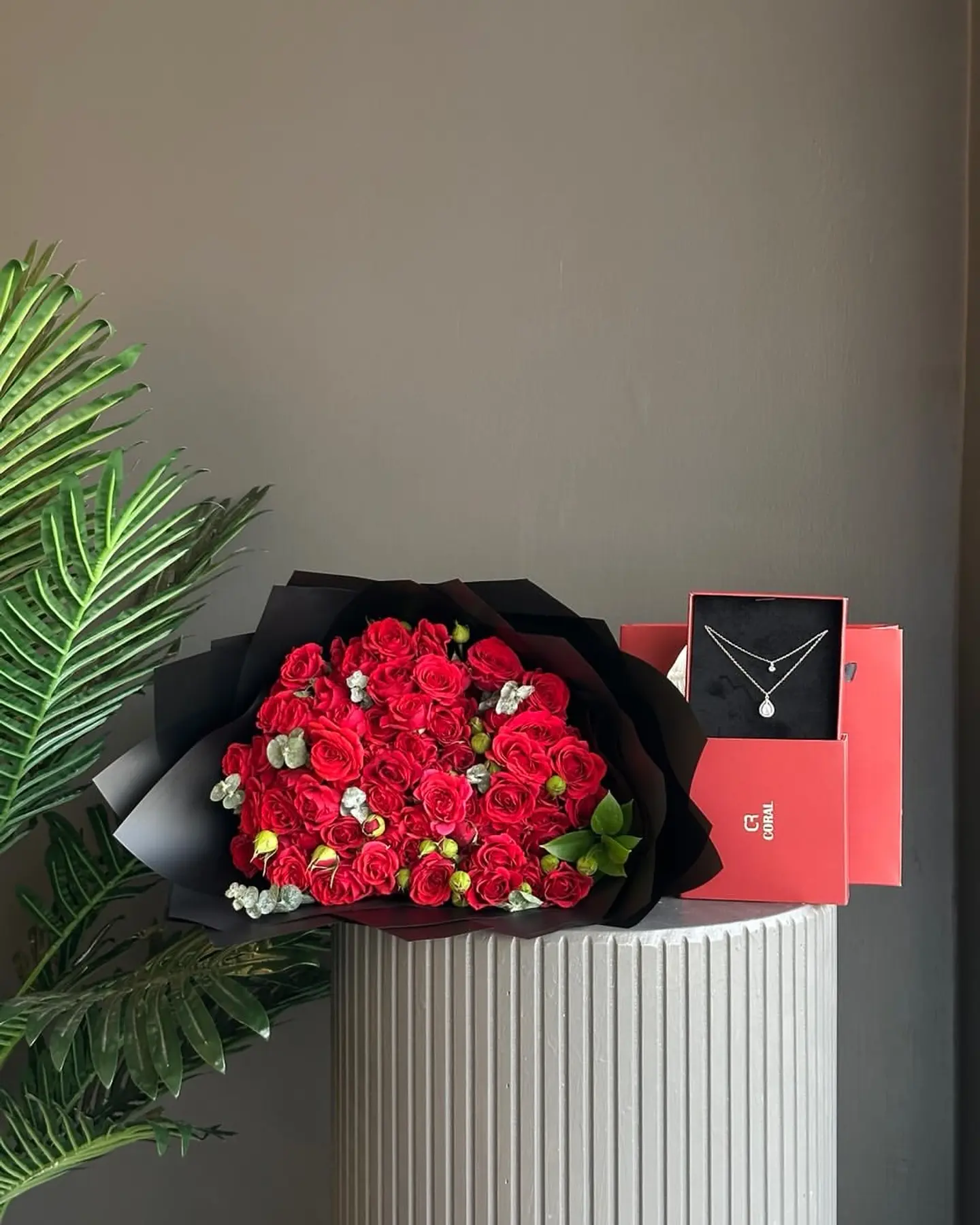 باقة ورد مع سلسال برند كورال