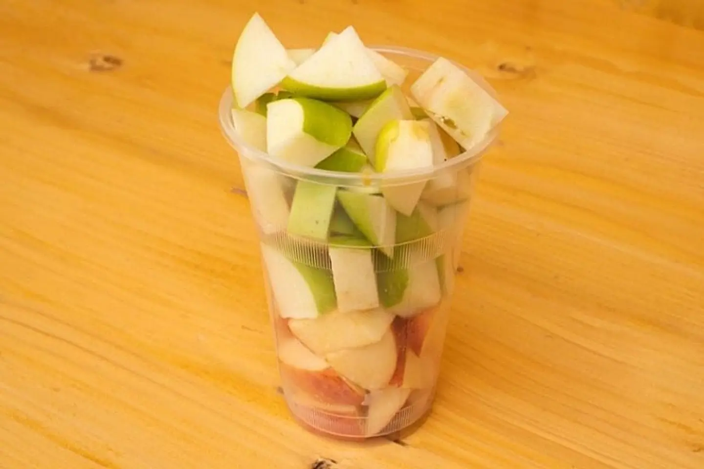 قطع تفاح اخضر