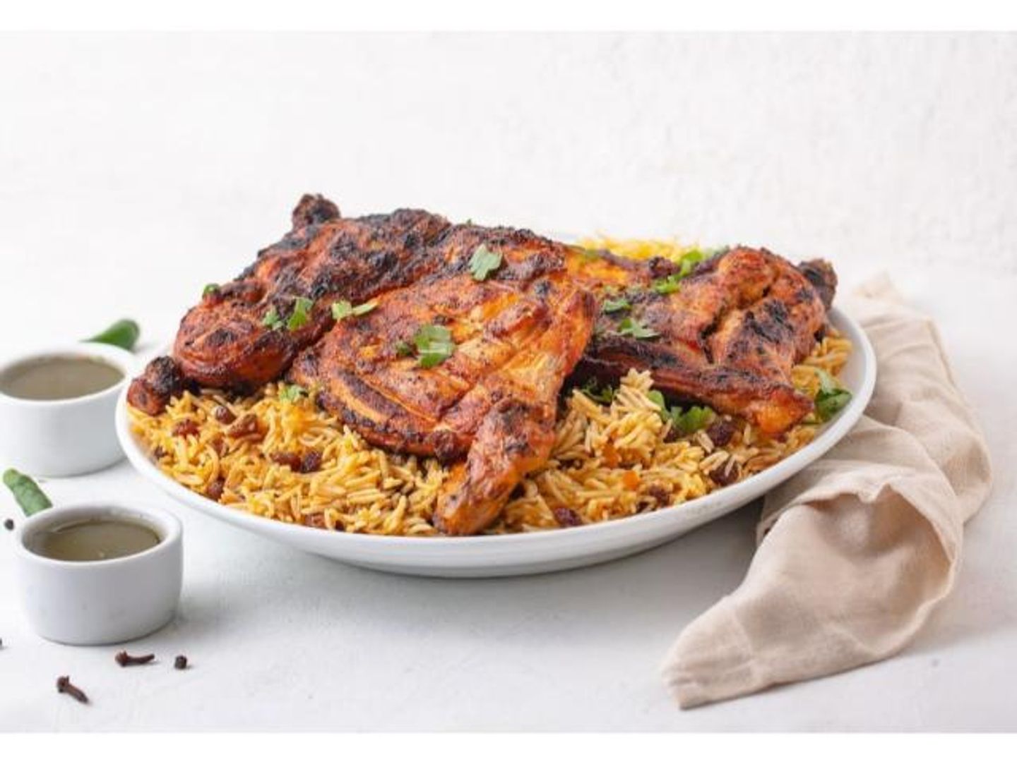 حبة دجاج كاملة على الفحم مع أرز