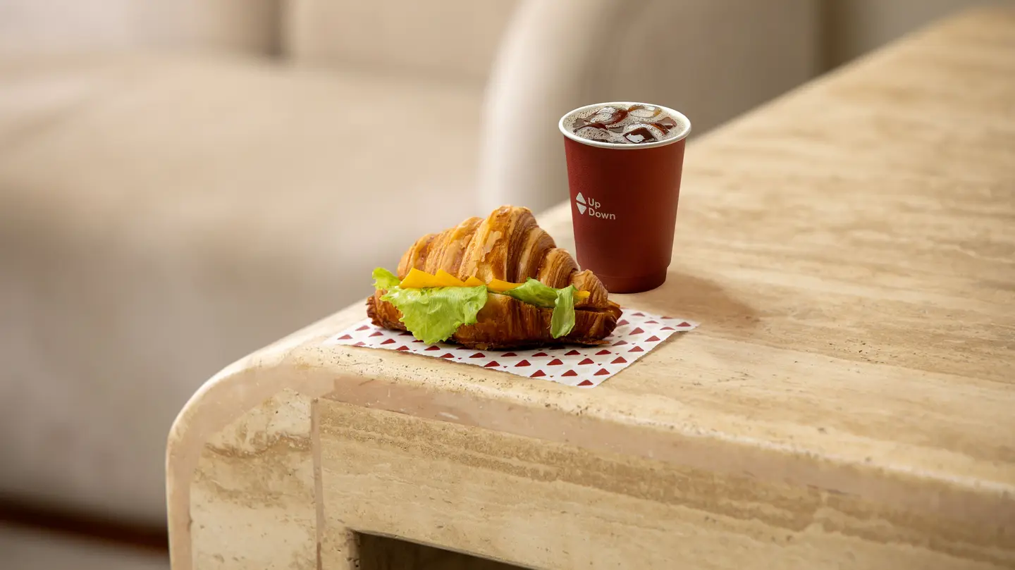 قهوة اليوم بارد او حار ، مع كرواسون شيدر