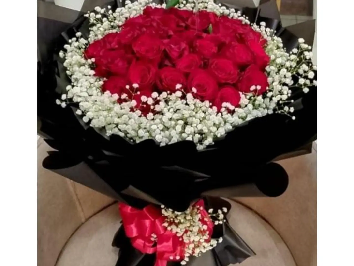 بوكيه ورد جوري احمر تغليف اسود