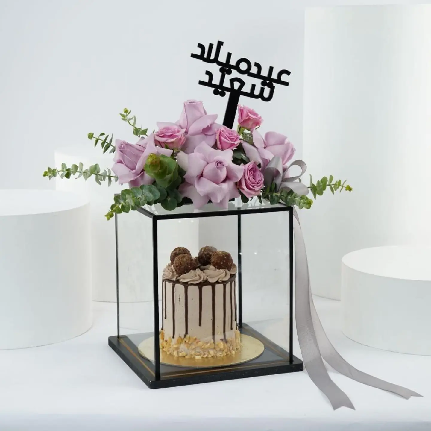 ستاند ورد ارجواني مع كيك