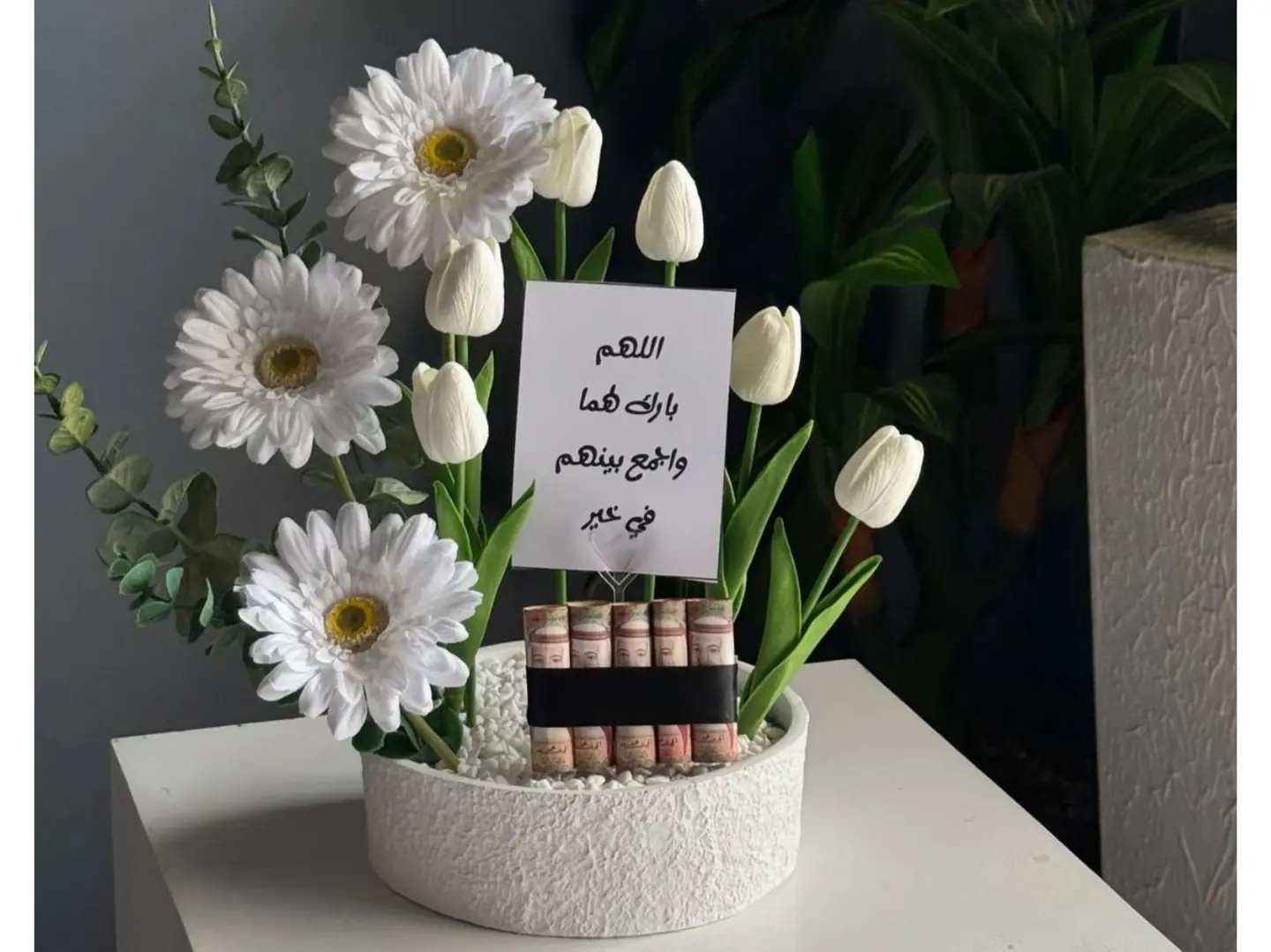 تنسيق فازة مع ورد أبيض فخم