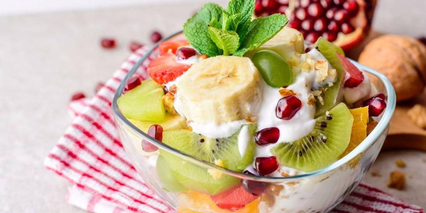 صحن سلطة فواكة ايس كريم ومكسرات وسط