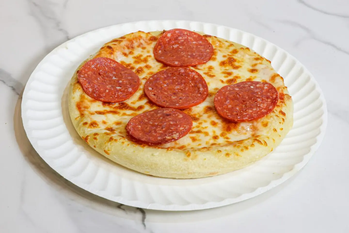 فطيرة جبنة مع بيبروني وصوص