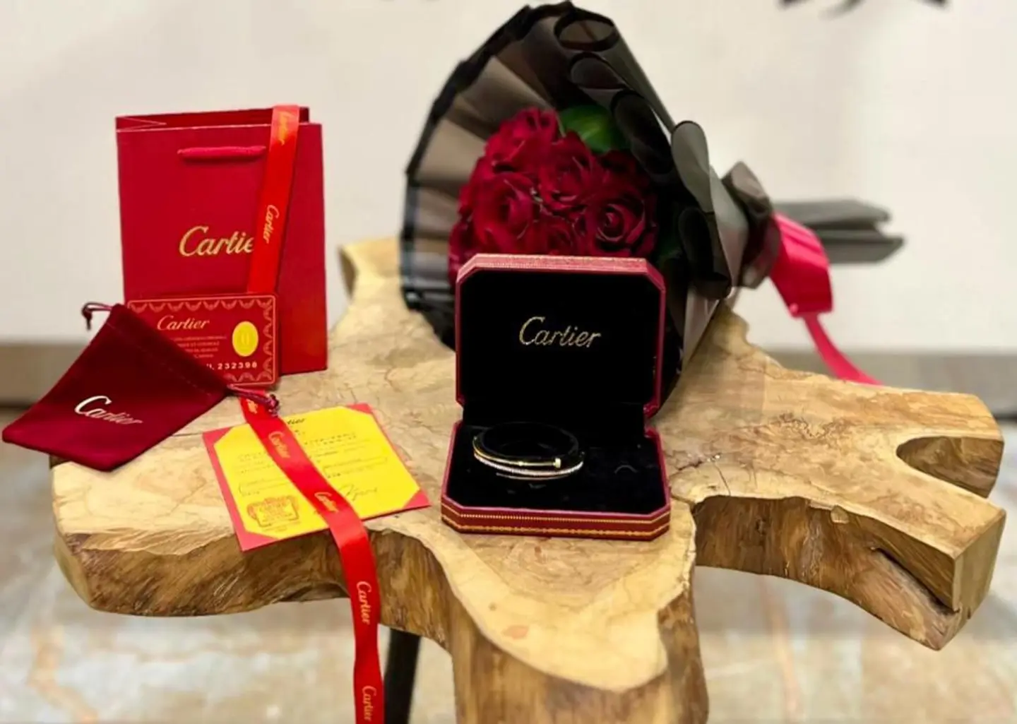 فخامة كارتييه بورد العشق الاحمر المثير