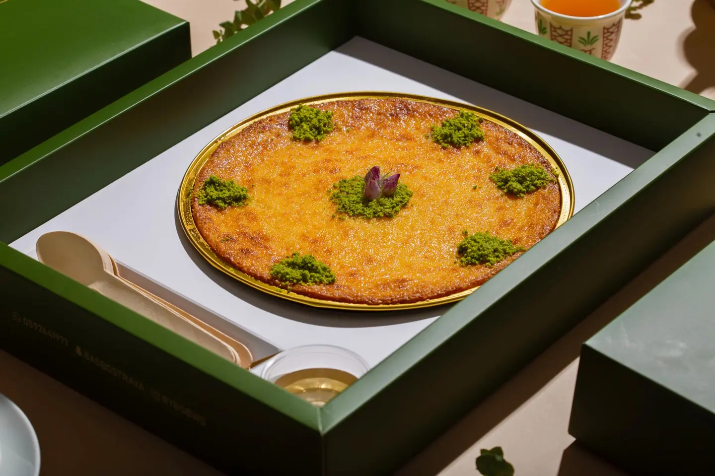 بسبوسة بالقشطة صينيه وسط تكفي ل 8 اشخاص