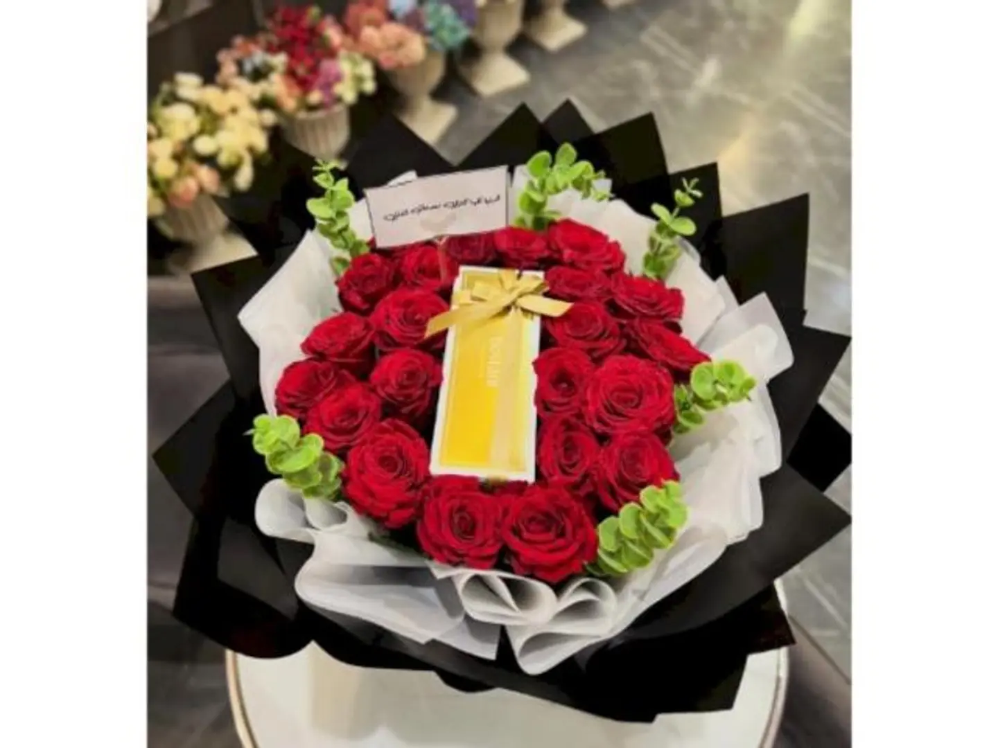 بوكيه احمر مع شوكلاتة بستاني