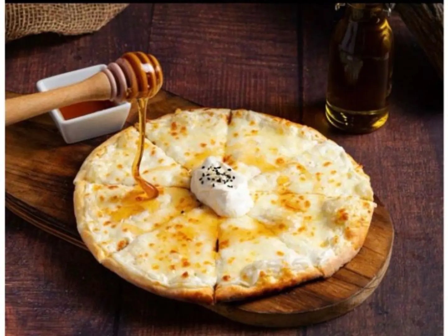 بيتزا لبنة بالعسل